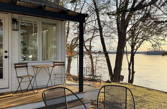 Lakeside Escape: Cozy Cabin, 1 Hr from City!