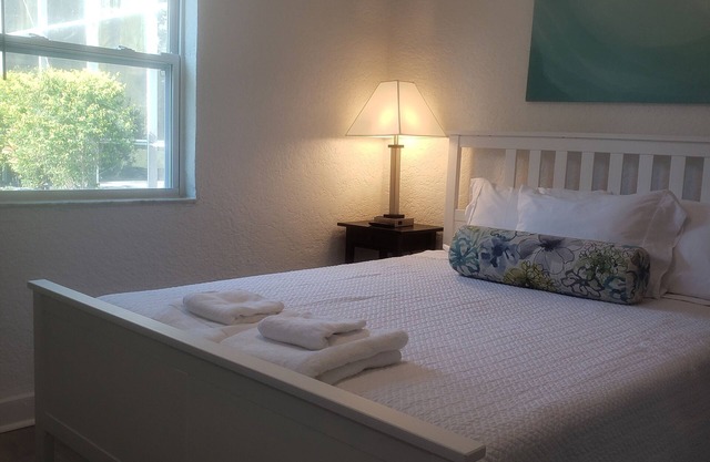 Lakeside Hideaway! 1 mile from Historic Downtown Mount Dora - (3 night maximum)
