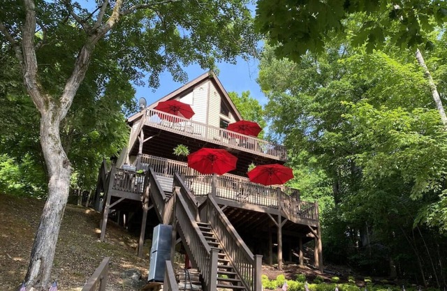 Lakeside Lodge- Dock, Hot Tub, Fire Pit+ 8 Kayaks