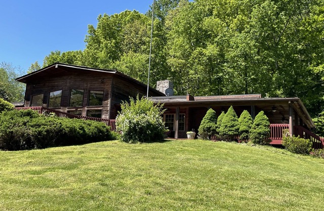 Lakeside Lodge in Nature Retreat