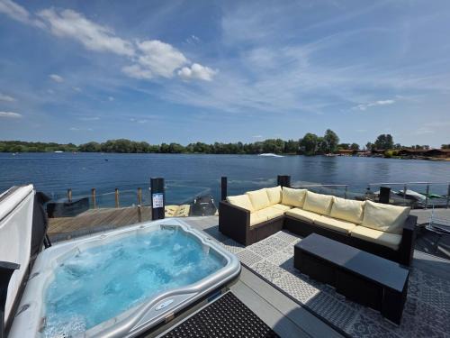 Lakeside Lodge - Jet Ski Lake