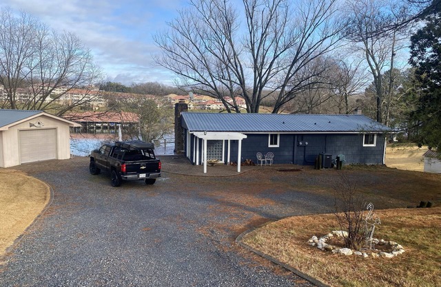 Lakeside lookout!The perfect place to vacation with the family to boat or relax!