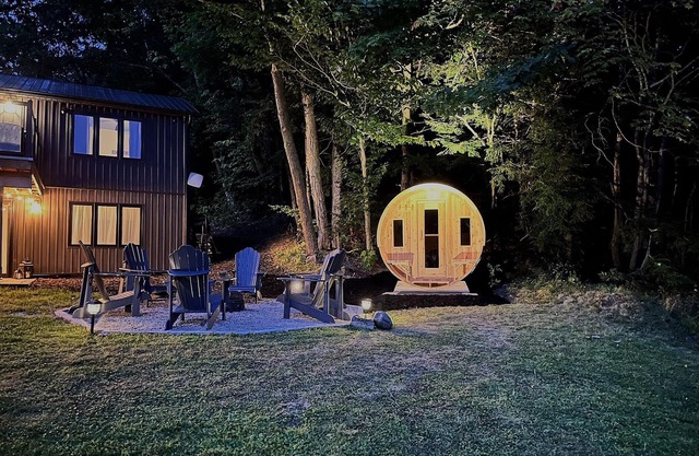 Lakeside Muskoka Haven! Premier Luxury Cottage with Sauna & Muskoka Room