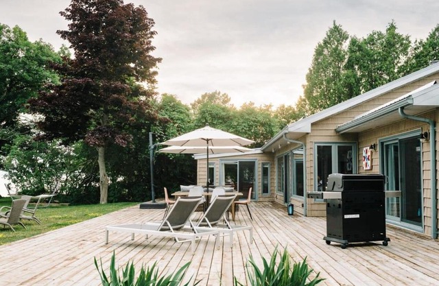 Lakeside PEC: Beautiful Waterfront & Patio
