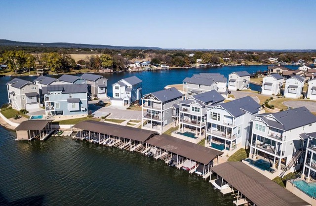 Lakeside Property with Temperature Control Pool on Lake LBJ