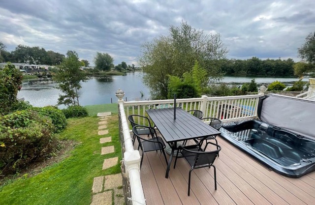 Lakeside Retreat 3 with hot tub, private fishing peg situated at Tattershall Lakes Country Park
