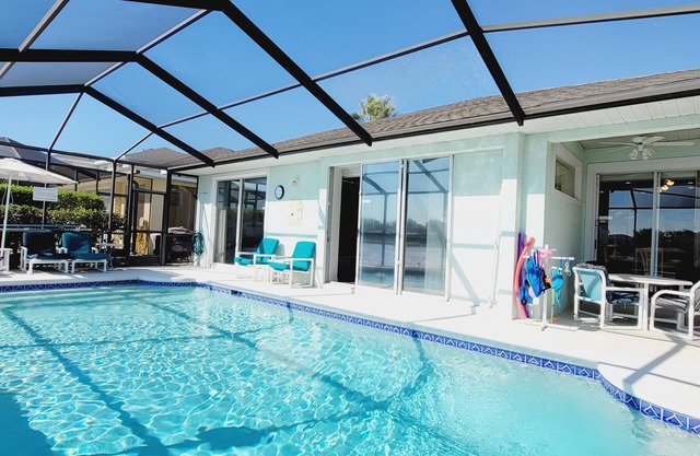Lakeside Villa w/Sunny Private Pool Deck, Very close to theme parks/restaurants