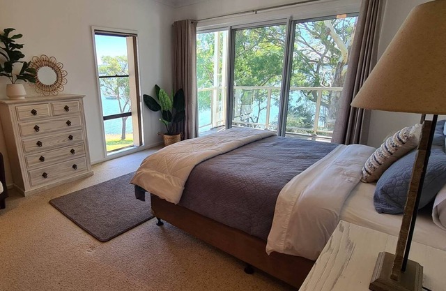 Lakeside waterfront, beautiful boardwalk to cafes & shops