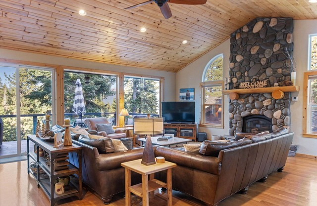 Lakeview Grandeur | Luxury With Lake Views