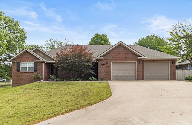 Lakeview Home in serene setting, 3 mi to Grove! Perfect for families & fishermen