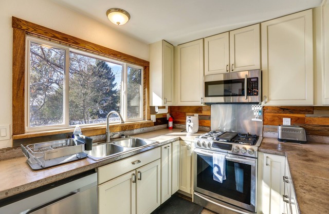 Lakewood Gem w/Deck ~ 7 Mi to Downtown Denver
