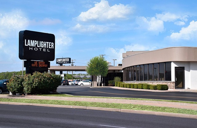 Lamplighter Inn & Suites - South