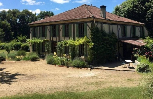 Landes manor house on airial with swimming pool