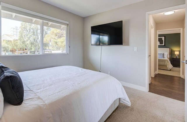 Landing at The Lagoons - 2 Bedrooms in Downtown Foster City