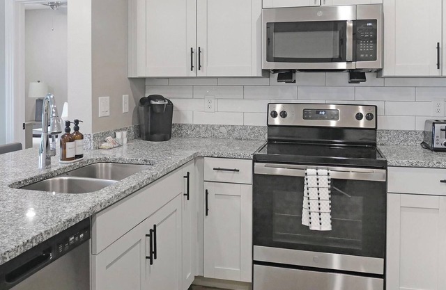 Landing | Spectacular 2BD, Yoga Studio, Pool