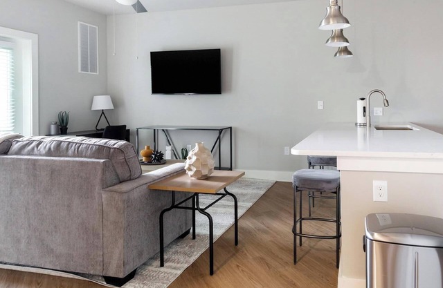 Landing | Stunning 1BD, Gym, Pool