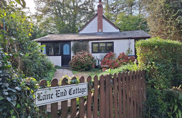 LANE END COTTAGE, with open fire in Dalwood