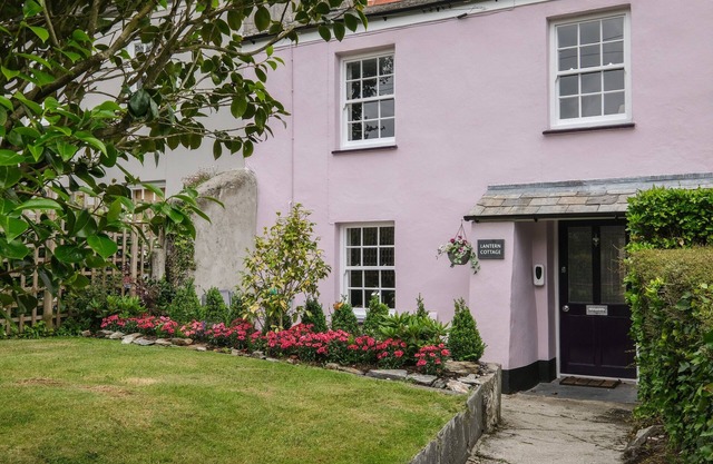 LANTERN COTTAGE, pet friendly, country holiday cottage in Charlestown