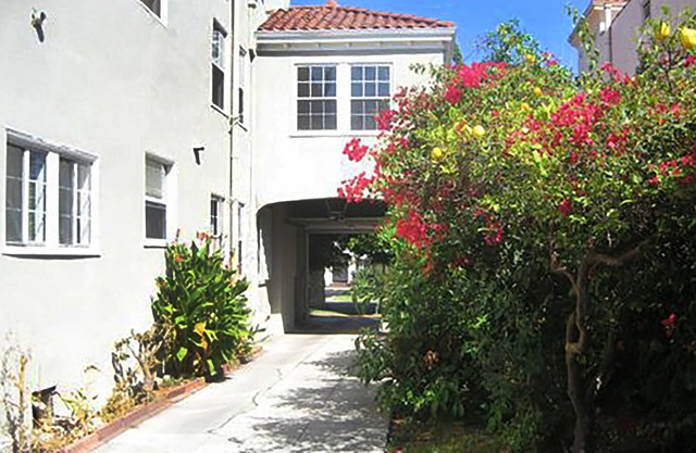 Larchmont Village Hancock Park Hollywood 4 bedroom 3BA duplex Centrally located