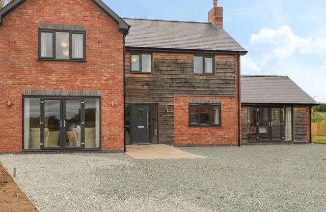 LARCHWOOD COTTAGE, pet friendly, with a garden in Montgomery