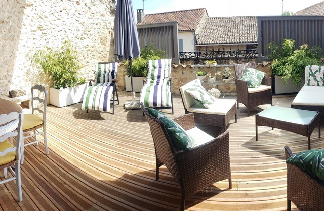 Large 260m2 bourgeois house with 36m2 terrace in the heart of Bastide Chromecast Tv