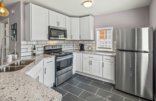 Large 1 bedroom house with full kitchen