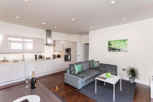 Large 2 Bedroom Central Apartment in Ashford