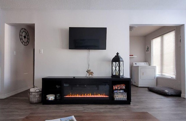 Large 3 bedroom unit, family friendly neighbourhood close to parks!