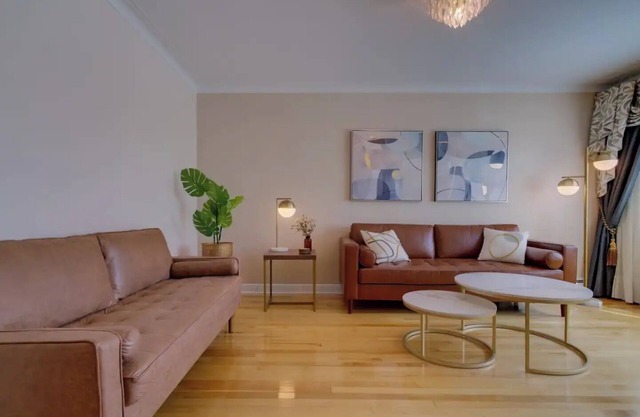 Large 3BDR Apartment with free parking near downtown.