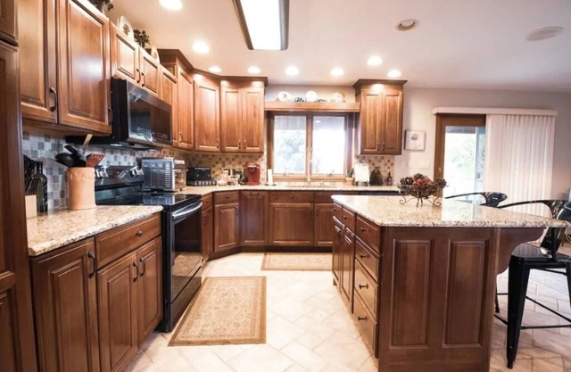 Large 3BR - 2.5 Bath Home on Golf Course /Hiking