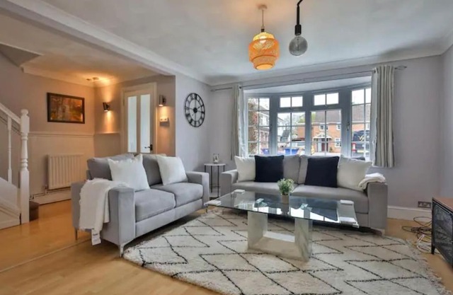 Large 4 Bed House near River Thames