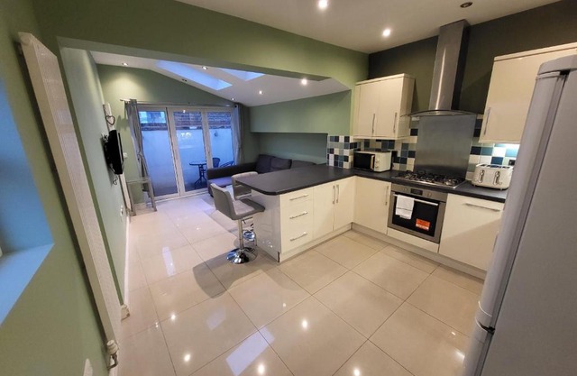 Large 4 Bedroom House In Central London