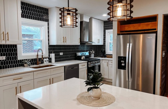 Large 4 Bedroom Recently Renovated W/Hot Tub!