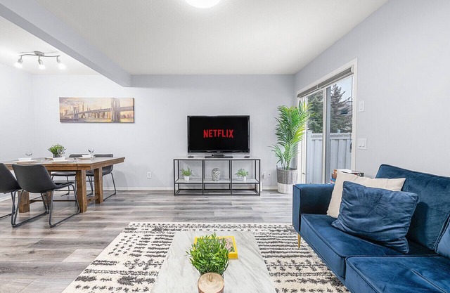Large 4BR » Central AC » Near Henday » King Bed