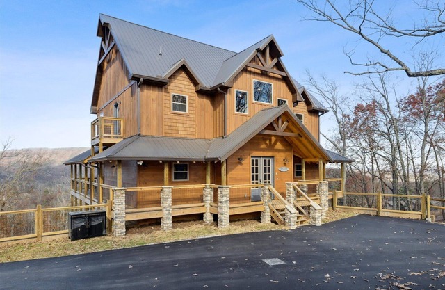 Large 5 Bedroom with Hot Tub, Fire Pit, WiFi, Arcade, King Beds, GREAT VIEW!