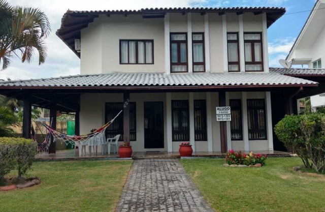 Large and comfortable 4 bedroom house sleeps 10 adults