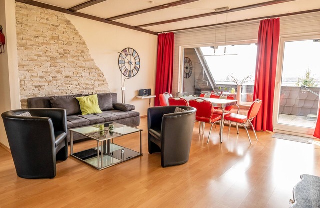 Large apartment, 3 bedrooms, quiet, close to the city center, south-facing balcony, free parking spaces