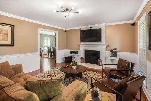 Large Beautiful Home sleeps 16+