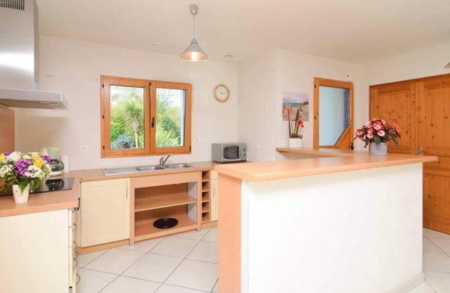 Large bright house, enclosed garden 3 km from the beaches of PLOUHINEC, WIFI