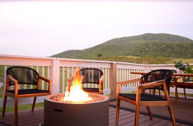 Large Comfy Mountain View House Near VT/Hiking