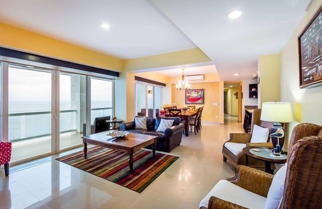 Large Condo, Heated Pool, Sauna, Massage Room