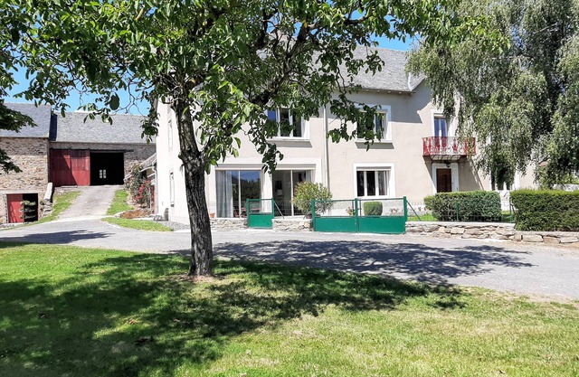 Large cottage with pool for 15 people in western Aveyron