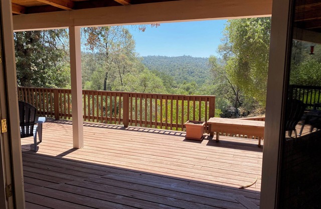 Large cozy mountain retreat outside Yosemite in Mariposa. Very quiet & private.