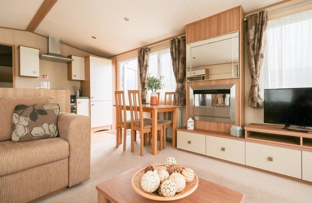 Large, deluxe 12ft-wide caravan with one double with en suite W.