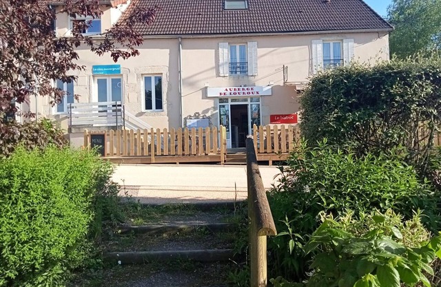 Large family cottage with terrace, pet-friendly in Louroux