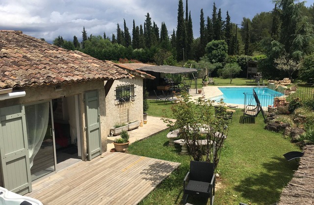 Large family home, swimming pool, jacuzzi, pool house, boules court