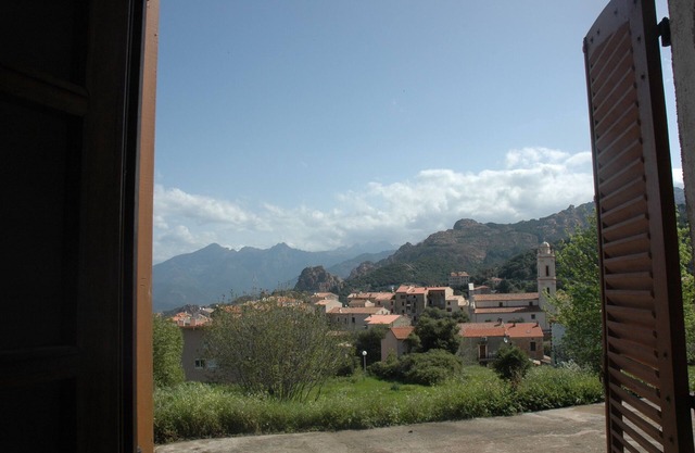 Large family villa.5mn walk from the charming village of Piana