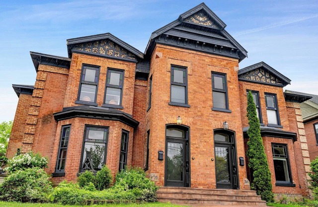 Large Heritage Duplex, 12 min to Blue mountain Village, Downtown Collingwood
