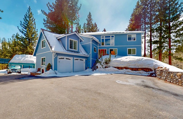 Large home among the treetops near Heavenly with hot tub & great deck