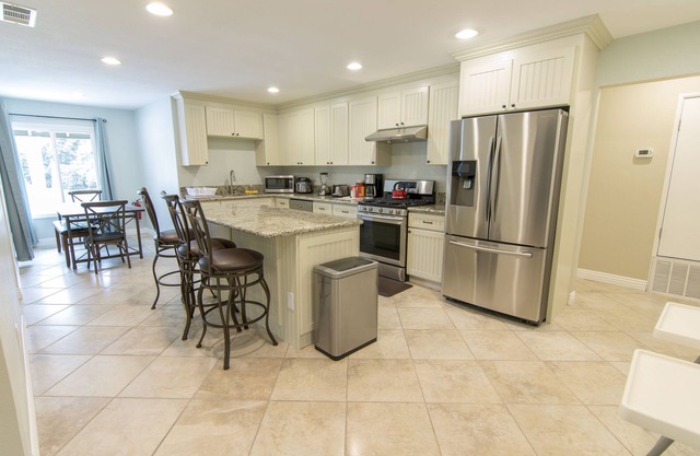 Large home by disneyland, convention, beach, stadium. Anaheim ice rink